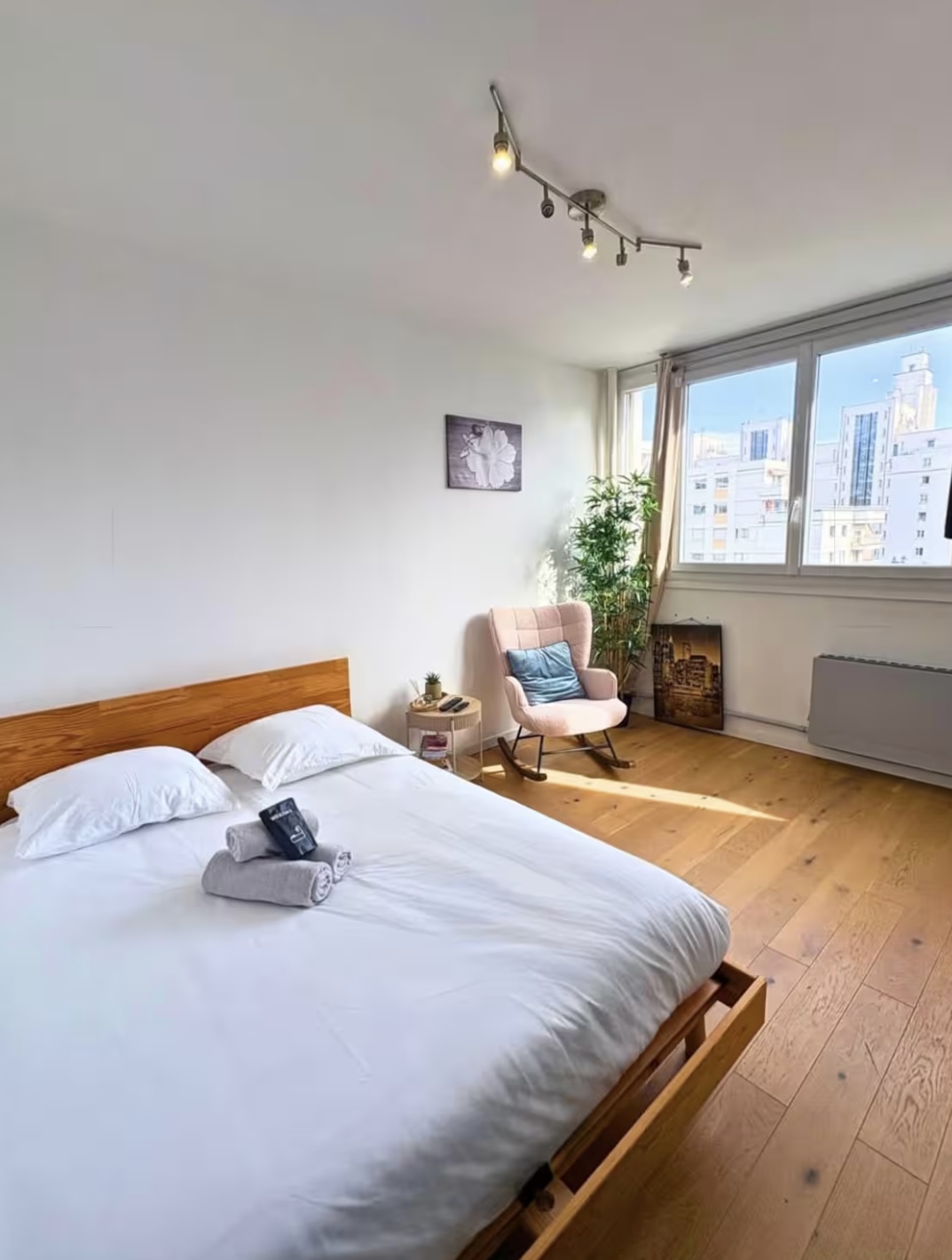 Chambre lumineuse d’une propriété haut de gamme gérée par Luxury Stays